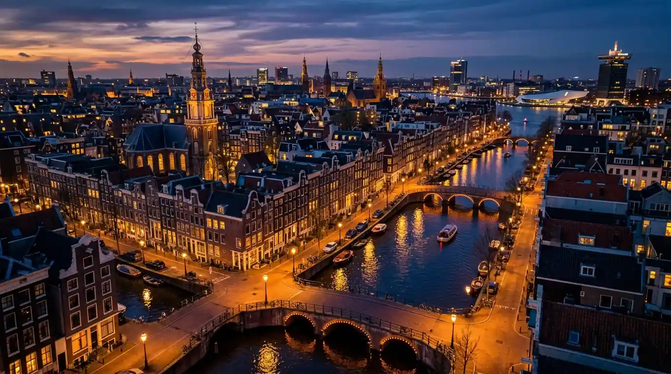 Luchtfoto van een Nederlands stadsgezicht met grachten bij avondschemering